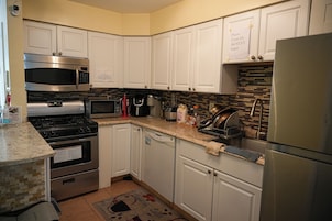 Refrigerador con freezer, microondas, horno, placa de cocina