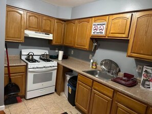 Full-size fridge, microwave, oven, stovetop - Divine Villa and Resorts- 67 Sherman Ave (Newark)