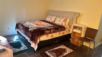 Een bureau, een laptopwerkplek, een strijkplank/strijkijzer, gratis wifi