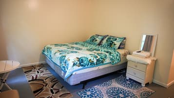 Luxe tweepersoonskamer, meerdere bedden, niet-roken | Een bureau, een laptopwerkplek, een strijkplank/strijkijzer, gratis wifi