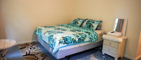 Luksus-dobbeltværelse - flere senge - ikke-ryger | Skrivebord, arbejdsområde til bærbare computere, strygejern/strygebræt