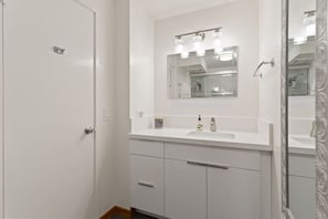 Hair dryer, towels - Newly renovated spacious studio! Great location! (Honolulu)