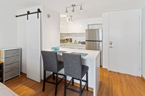 Réfrigérateur, micro-ondes, four, plaque de cuisson