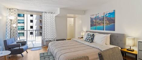 Tabla de planchar con plancha, wifi y ropa de cama