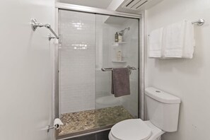 Sèche-cheveux, serviettes fournies