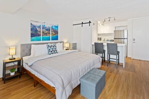 Room - Newly renovated spacious studio! Great location! (Honolulu)