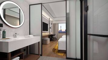 Huone, 2 yhden hengen sänkyä | Kylpyhuone | Ilmaiset hygieniatuotteet, hiustenkuivaaja, tohvelit