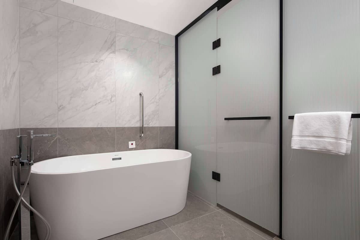 Deluxe Suite, 1 King Bed | Bathroom | Free toiletries, hair dryer, slippers