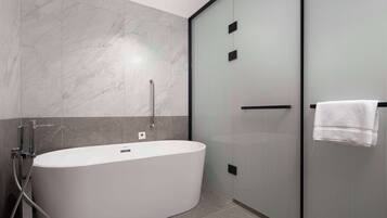 Deluxe-Suite, 1 King-Bett | Badezimmer