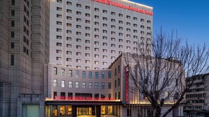 Un hotel de varios pisos con un letrero llamativo de Hilton Garden Inn.