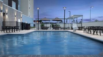 Kolam renang tertutup, kolam renang terbuka