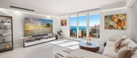 TV connectée, livres, vidéothèque, chaîne hi-fi