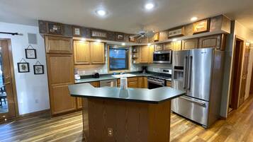 冰箱、微波炉、烤箱、炉灶