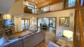 Una Smart TV, una chimenea