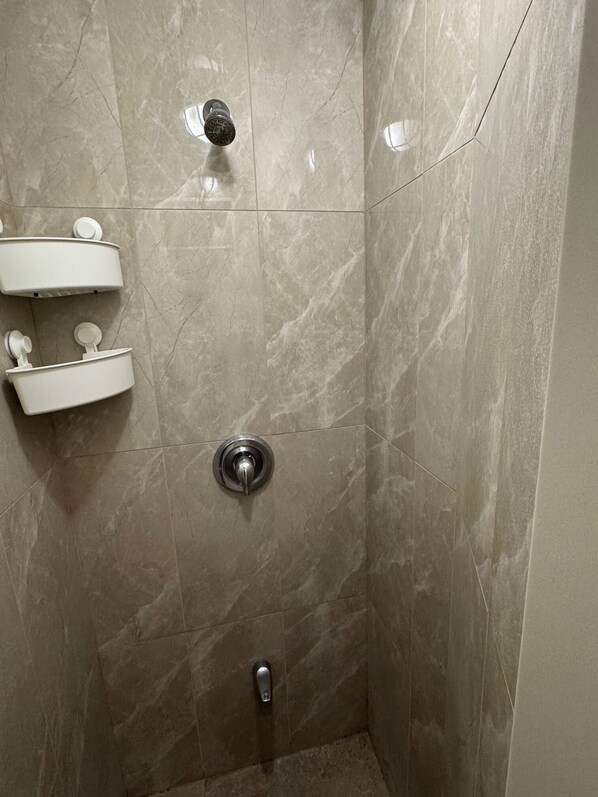Een douche, een haardroger, handdoeken, zeep