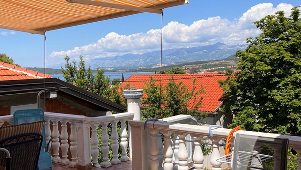A balcony with a view of a lake and mountains, a red-tiled roof, and a white balustrade. - Cozy apartment in Gornji Karin with WiFi (Gornji Karin)