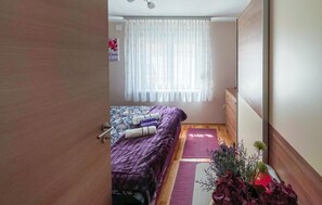 1 habitación, tabla de planchar con plancha y cuna de viaje 