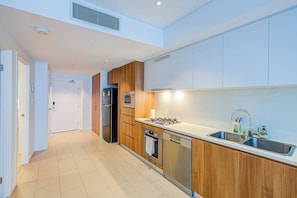 Oven, dishwasher, cookware/dishes/utensils