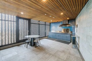 Dining - Lux Living in Heart of Brisbane | 2BR + SB (Brisbane City)