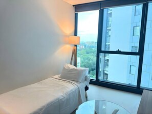 Iron/ironing board, travel cot, free WiFi, bed sheets - Lux Living in Heart of Brisbane | 2BR + SB (Brisbane City)