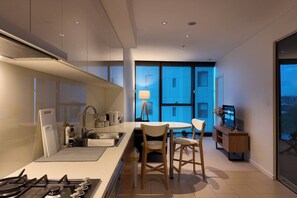 Oven, dishwasher, cookware/dishes/utensils