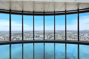 Un immeuble de grande hauteur doté de grandes fenêtres offrant une vue panoramique sur la ville.