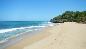 On the beach - Charming Beachfront Apartment with Terrace (Sosua)