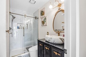 Regadera, secadora de cabello, bidet, toallas 