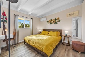 1 bedroom, desk, iron/ironing board, WiFi - Charming 1-bedroom studio with private entrance and backyard (Westminster)