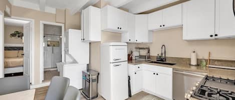 Refrigerador, microondas, horno, placa de cocina