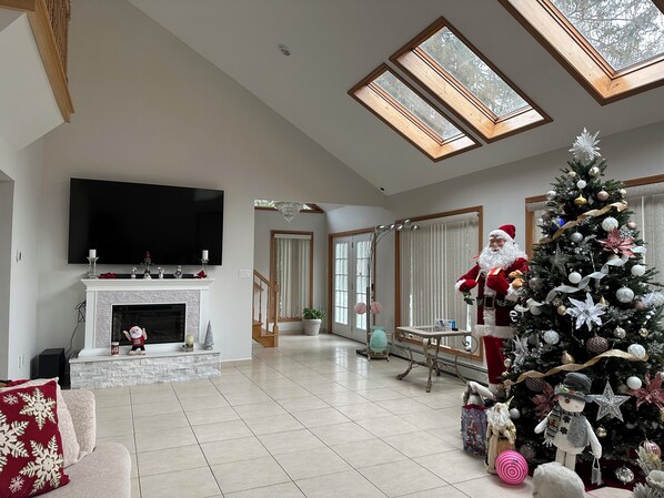 Interior - Cozy 3-bedroom house in charming East Stroudsburg with AC, WiFi (East Stroudsburg)