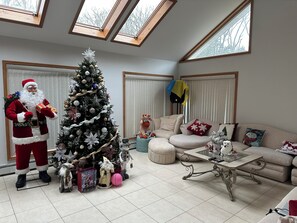 Interior - Cozy 3-bedroom house in charming East Stroudsburg with AC, WiFi (East Stroudsburg)