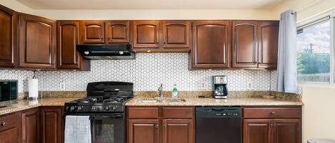 Micro-ondas, fogão, lava-louças