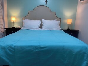 1 dormitorio, tabla de planchar con plancha, wifi y ropa de cama