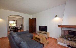 Televisión y chimenea