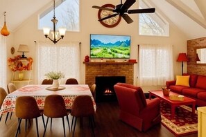 Smart-TV, Kamin, Videospiele, Bücher