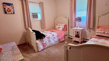 4 makuuhuonetta, silitysrauta/-lauta, ilmainen Wi-Fi, vuodevaatteet