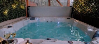 WOW! Ultimate Pocono Retreat Hot Tub, Game Rm, Fire Pit, Near Lakes & Hiking