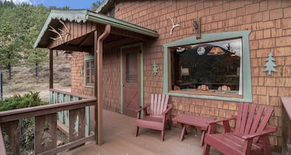 Machin's Cottage #2 - Charming Estes Park Retreat!