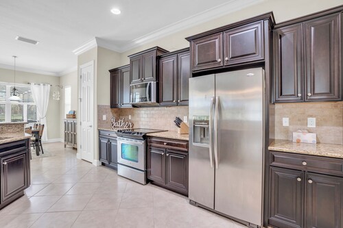 3-bd house in fantastic Plantation Golf neighborhood with pool, fitness, laundry