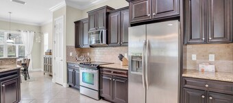 3-bd house in fantastic Plantation Golf neighborhood with pool, fitness, laundry