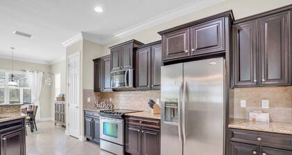 3-bd house in fantastic Plantation Golf neighborhood with pool, fitness, laundry