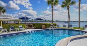 Una piscina al aire libre, una piscina climatizada
