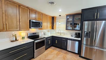 Réfrigérateur, micro-ondes, four, plaque de cuisson