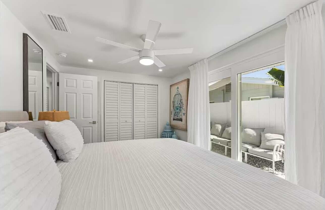 2 bedrooms, desk, iron/ironing board, travel crib