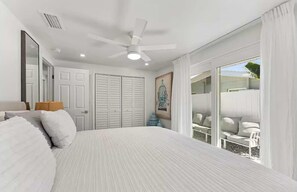 2 habitaciones, escritorio y tabla de planchar con plancha 