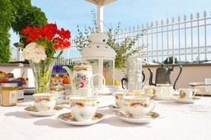 Outdoor dining - Villa Yvonne by MMega (Signa)