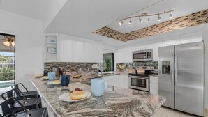 Coffee/tea maker, fridge, microwave, oven - Waterfront Living, Dock, Heated Pool & Spa - Gulf Gate Oasis - Roelens (Cape Coral)