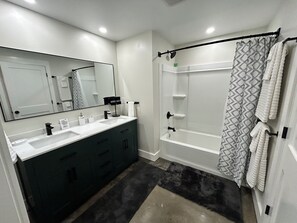 Sèche-cheveux, serviettes fournies, savon, papier toilette