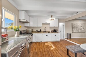 Fridge, microwave, oven, stovetop - Charming 2-bedroom house with AC, WiFi in lovely Westminster, Little Saigon (Westminster)